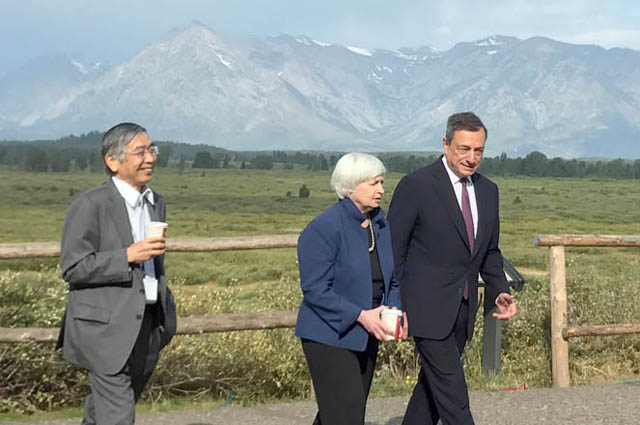 Governor of the Bank of Japan Haruhiko Kuroda (left to right), United States Federal Reserve Chair Janet Yellen and President of the European Central Bank Mario Draghi walk after posing for a photo opportunity during the annual central bank research conference in Jackson Hole, Wyoming, on Friday (Reuters photo)